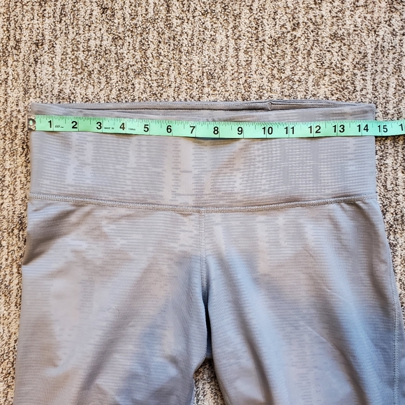 EUC Adidas Climalite Mid Rise Capri Leggings/Yoga Pants Grey Medium - Picture 8 of 9